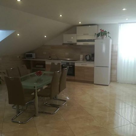Apartman Daria Apartment โตรกีร์ ภายนอก รูปภาพ