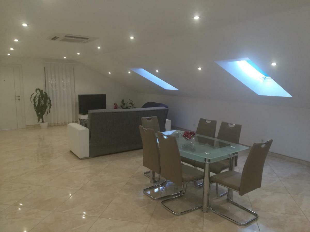 Apartman Daria Apartment โตรกีร์ ภายนอก รูปภาพ