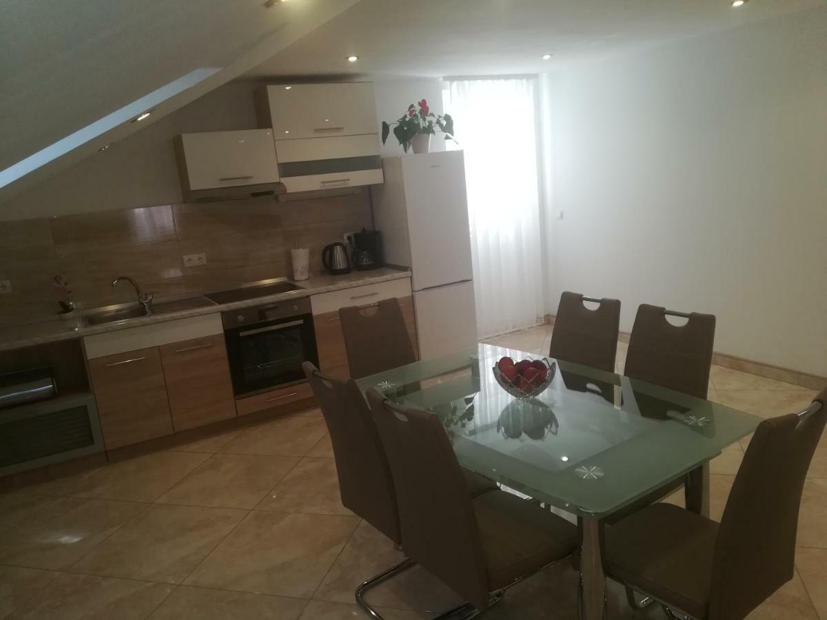 Apartman Daria Apartment โตรกีร์ ภายนอก รูปภาพ