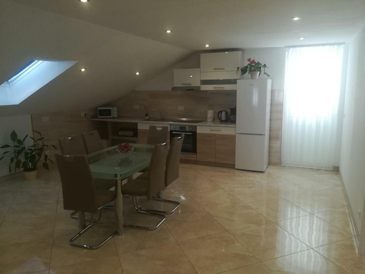 Apartman Daria Apartment โตรกีร์ ภายนอก รูปภาพ