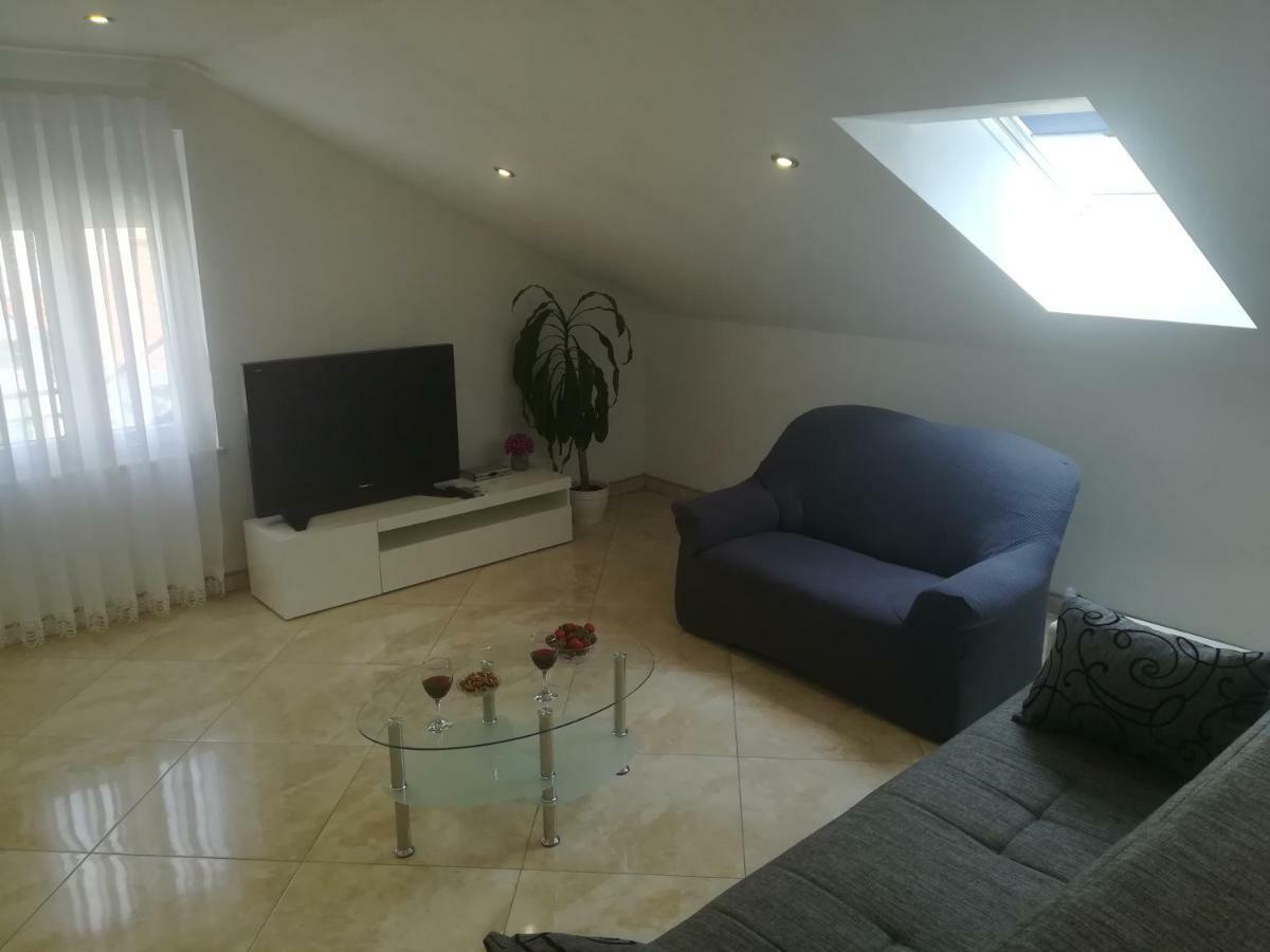 Apartman Daria Apartment โตรกีร์ ภายนอก รูปภาพ