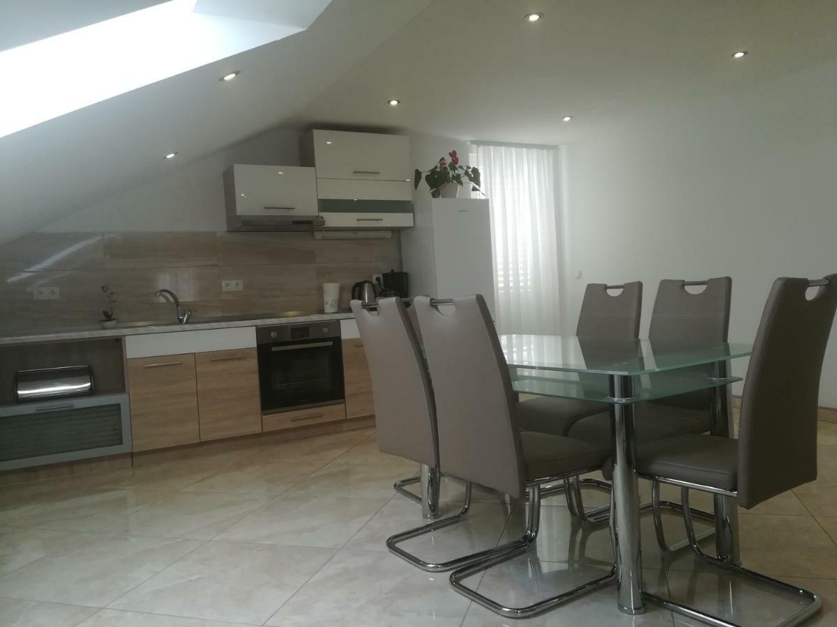 Apartman Daria Apartment โตรกีร์ ภายนอก รูปภาพ